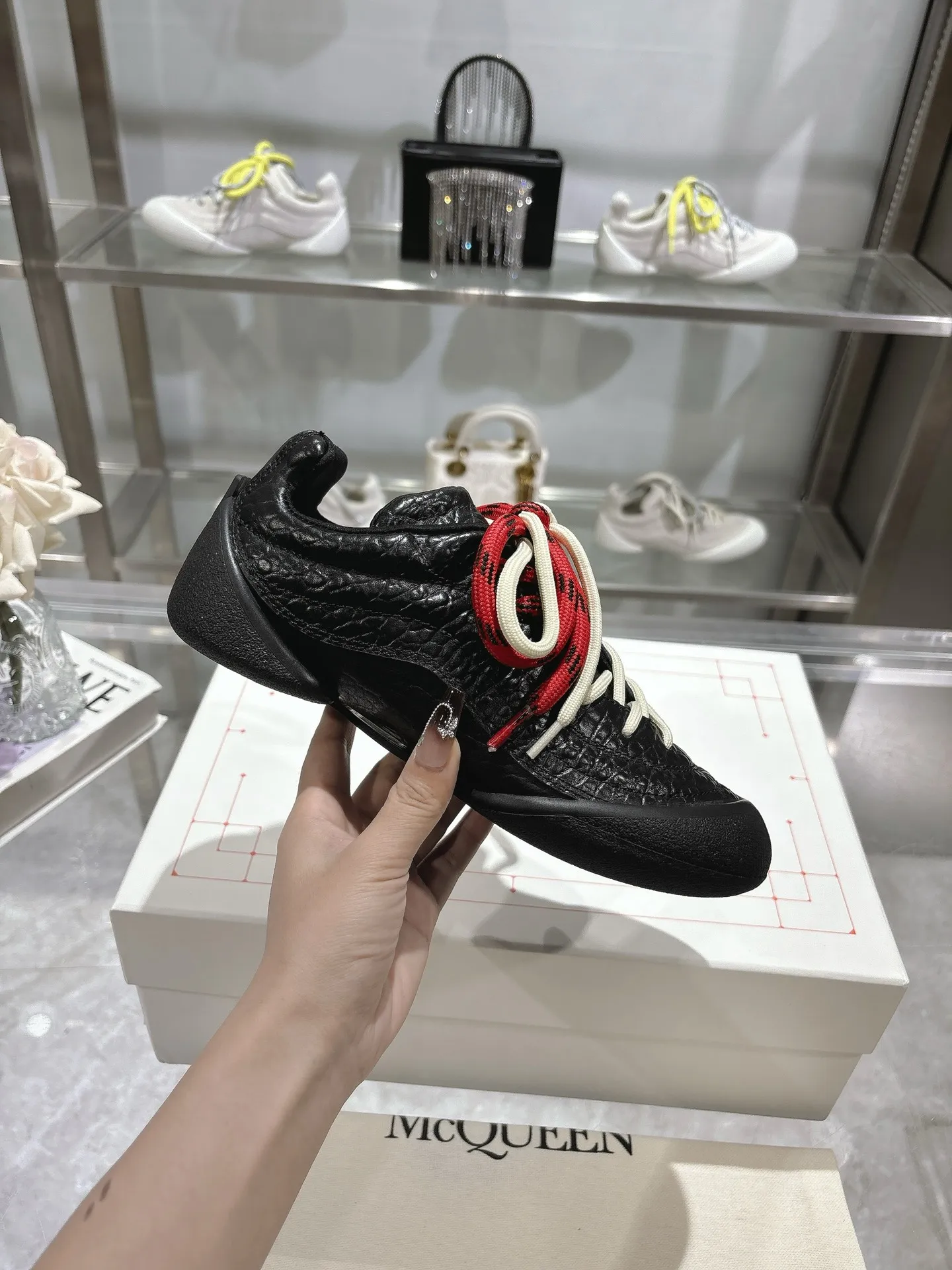 p580💰Couple model 𝐀𝐥𝐞𝐱𝐚𝐧𝐝𝐞𝐫 𝐌𝐜𝐐𝐮𝐞𝐞𝐧#/Alexander McQueen’s latest Flexion series, retro, casual, sneakers, original purchase, development, production, this Flexion Off Low-top sneakers in white grained leather with varying sized laces and an anatomically inspired lightweight segmented sole. The reverse skull pattern is embossed on the heel. Fabric: Original customized imported first-layer cowhide. Lining: Customized imported breathable mesh lining. Sole: Original open-molded non-slip TPU material. Bottom thickness: 2CM. Size: #Female size 35-40 (40 customized, non-refundable) #Men’s code 39-45 (45 customized, non-refundable)